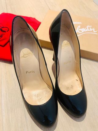Christian Louboutin zapatos negros charol tacon