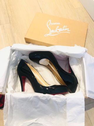 Christian Louboutin zapatos negros charol tacon
