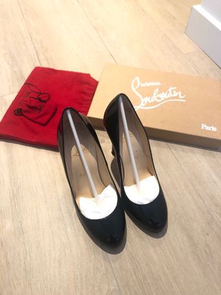 Christian Louboutin zapatos negros charol tacon