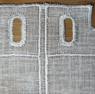 Tende rettangolari per finestre a vetro.