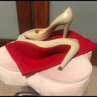 Christian Louboutin zapatos beis tacon