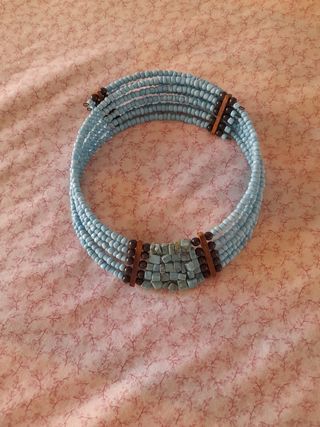 Gargantilla de cuentas, color azul turquesa.