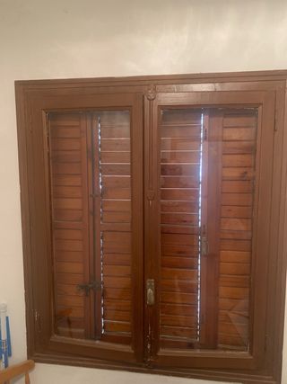Ventanas de madera con marquesina
