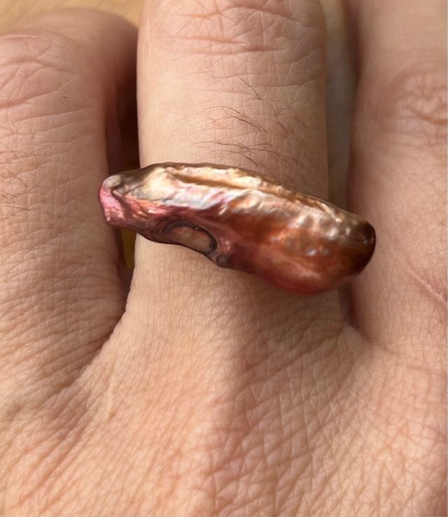 Anillo acero y perla alargada roja barroca