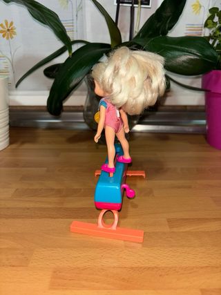 Muñeca Shelly gimnasta hermana de Barbie