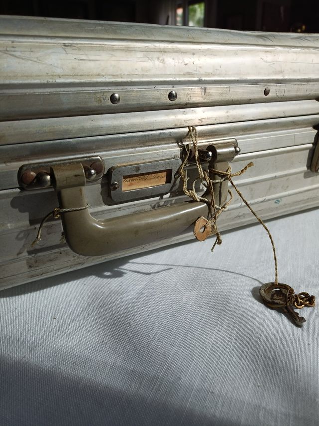 Maleta aluminio antigua