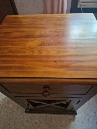 URGE REBAJADO Mesita de noche de madera maciza