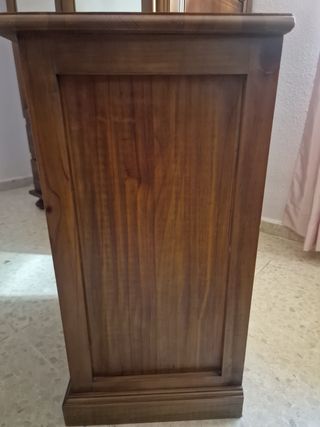 URGE REBAJADO Mesita de noche de madera maciza