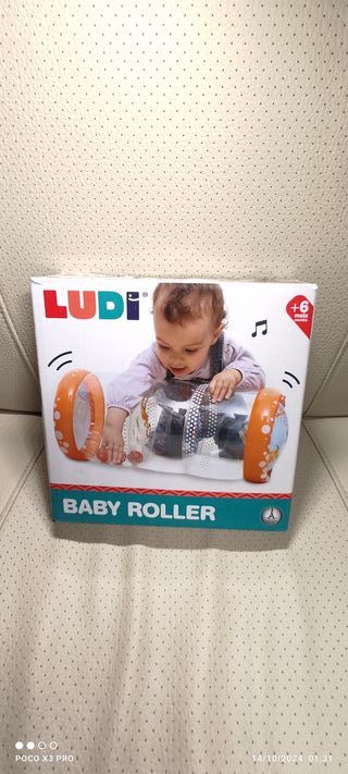 LUDI 3452 - Rodillo para bebés, rojo