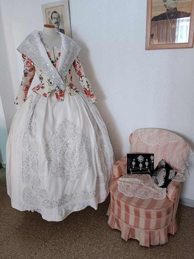 Lote de traje de fallera a estrenar