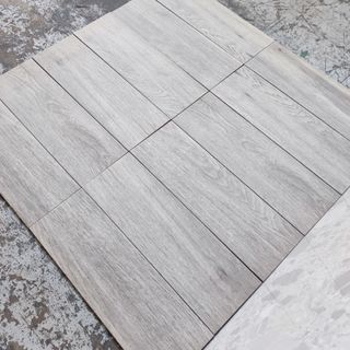 Azulejo imitación madera gris