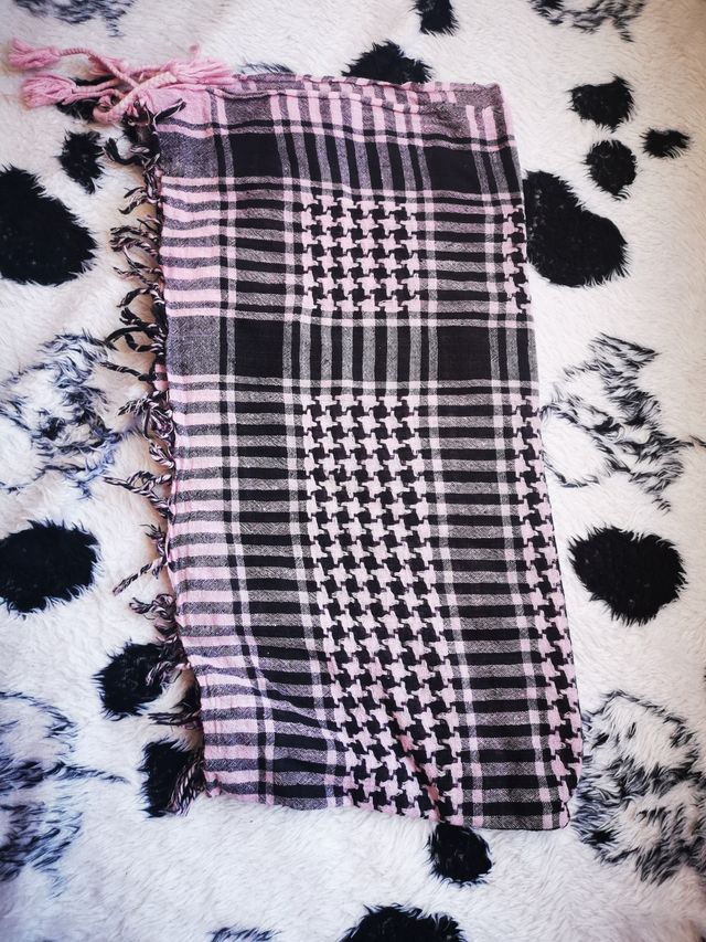 Palestina de cuadros rosa y negra