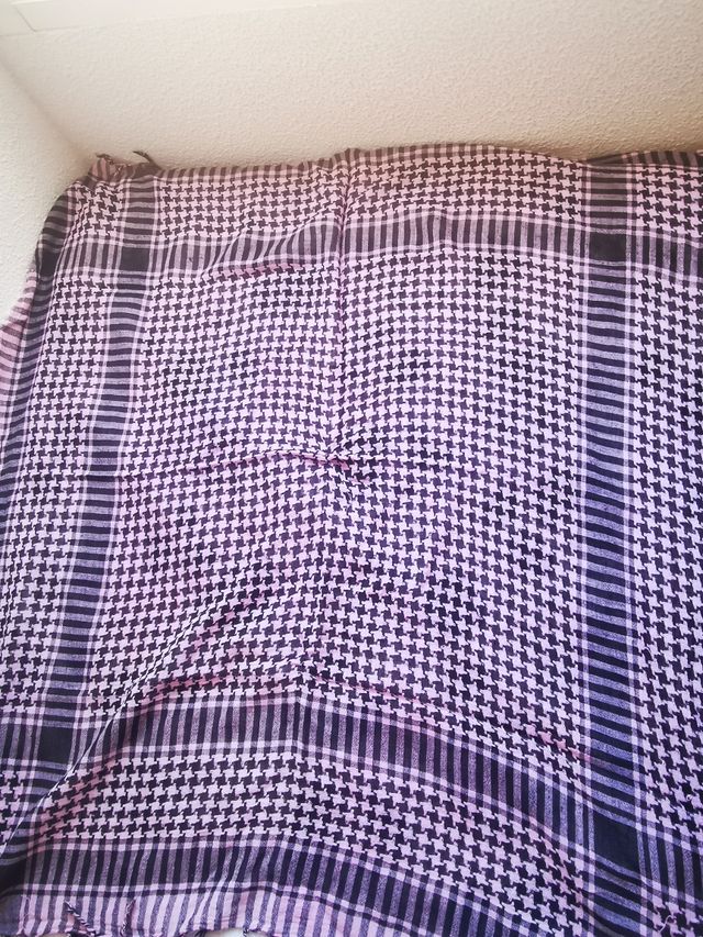 Palestina de cuadros rosa y negra