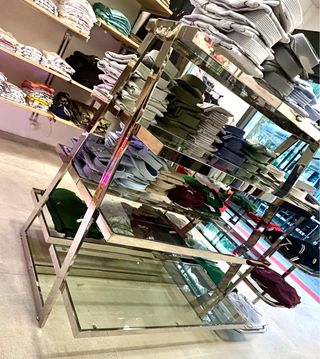 Mesa expositora acero cromado y cristal