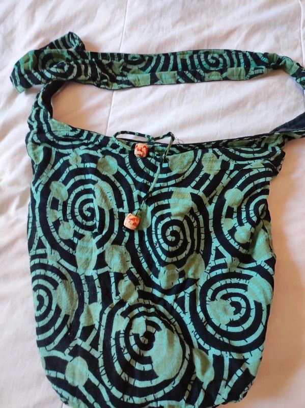 Bolso de tela en negro y verde con cremallera