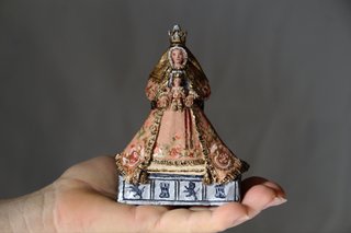 Virgen de los Reyes con peana figuras