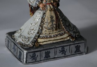 Virgen de los Reyes con peana figuras