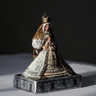 Virgen de los Reyes con peana figuras