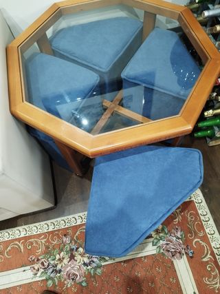 Mesa de cristal con taburetes 