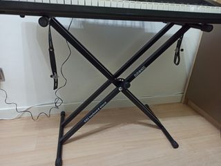 Teclado con soporte, banqueta y cubierta