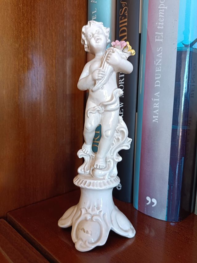 Figura de porcelana de ángel querubín