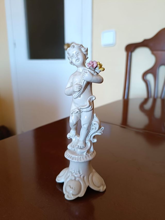 Figura de porcelana de ángel querubín