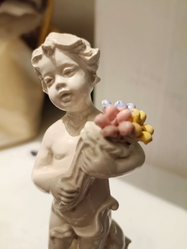 Figura de porcelana de ángel querubín