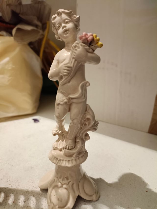 Figura de porcelana de ángel querubín
