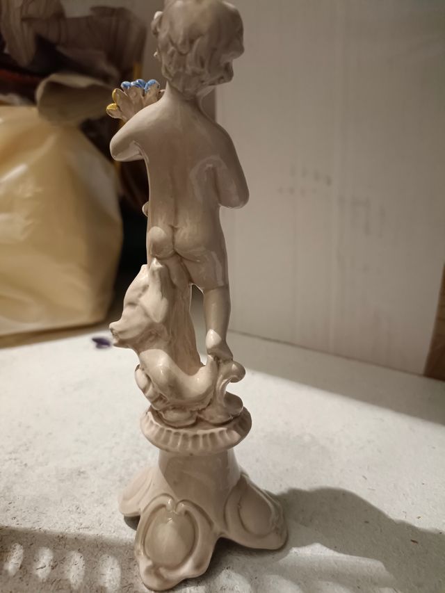 Figura de porcelana de ángel querubín