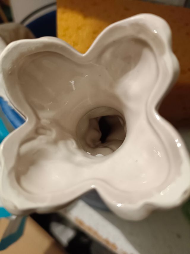 Figura de porcelana de ángel querubín