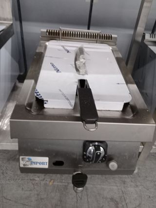 Freidora industrial sobre mesa