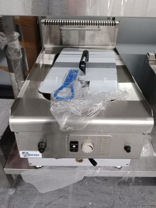 Freidora industrial sobre mesa