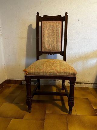 Silla de madera antigua