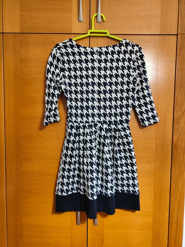 Vestido azul y blanco de Stradivarius 