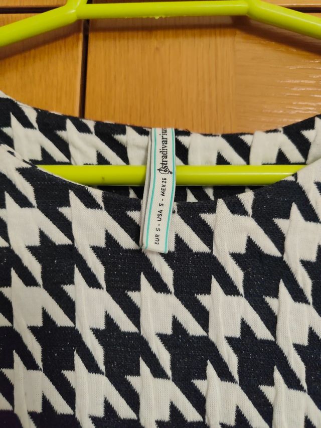 Vestido azul y blanco de Stradivarius 