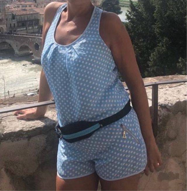 Divertido mono corto de lunares