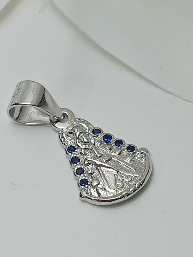 Bello colgante virgen del Rocío plata .