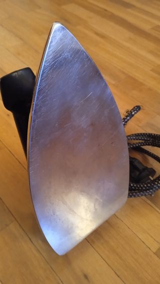 Plancha AEG vintage.