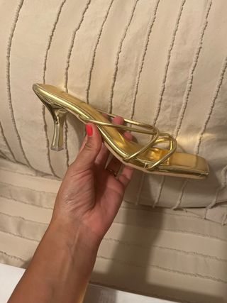Sandalias tacon doradas Talla 35