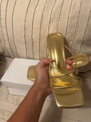 Sandalias tacon doradas Talla 35