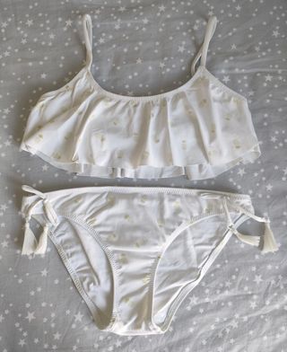 Bikini blanco con piñas, 13 años
