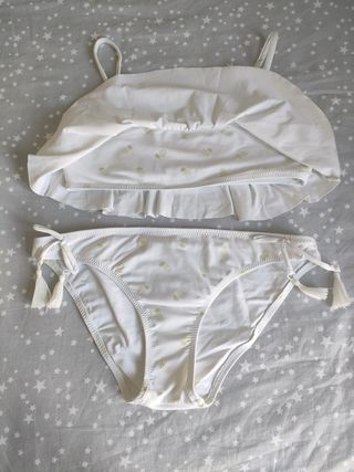 Bikini blanco con piñas, 13 años