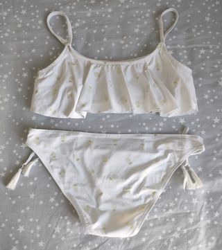 Bikini blanco con piñas, 13 años