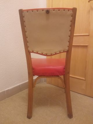 Sillas rojas de madera c. años 1970