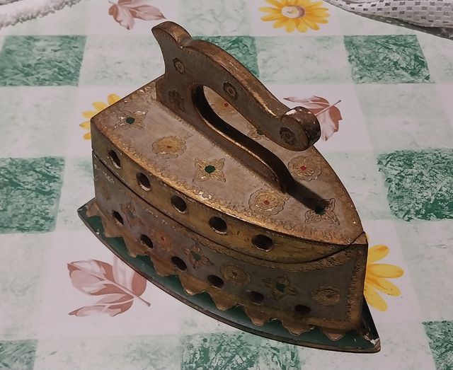 Ferro da stiro antico in legno