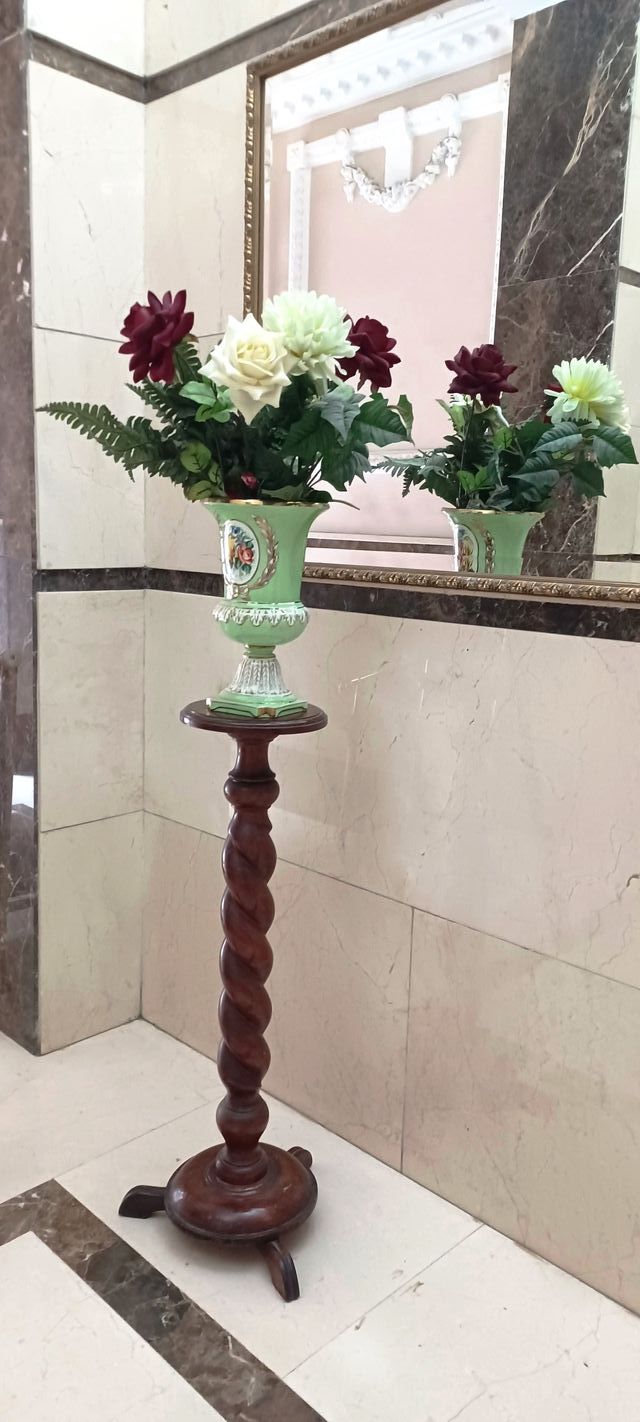 Piedistallo in legno di noce