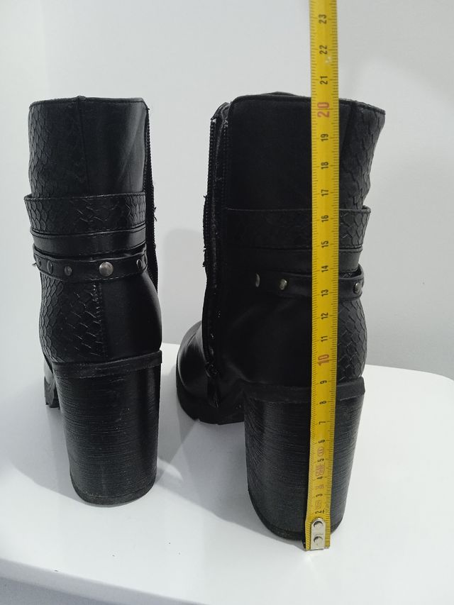 Botín negro de tacón