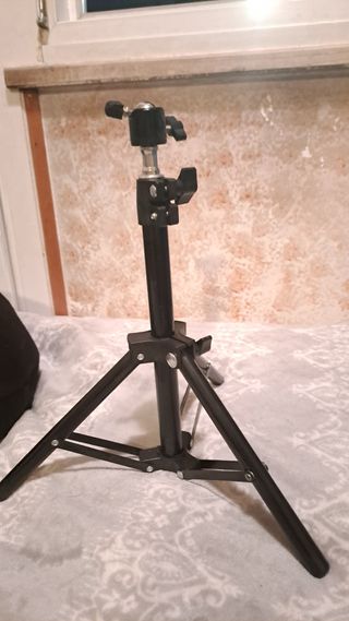 Treppiede per telefono, luci ecc ecc
