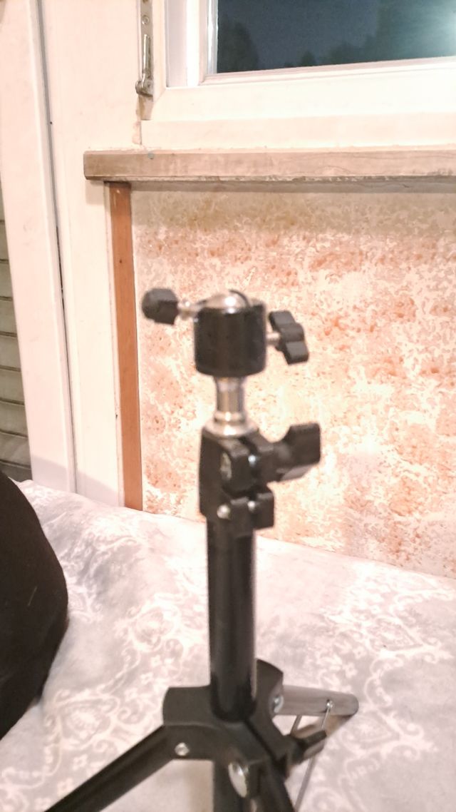 Treppiede per telefono, luci ecc ecc