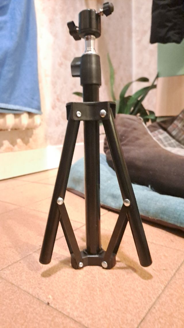 Treppiede per telefono, luci ecc ecc